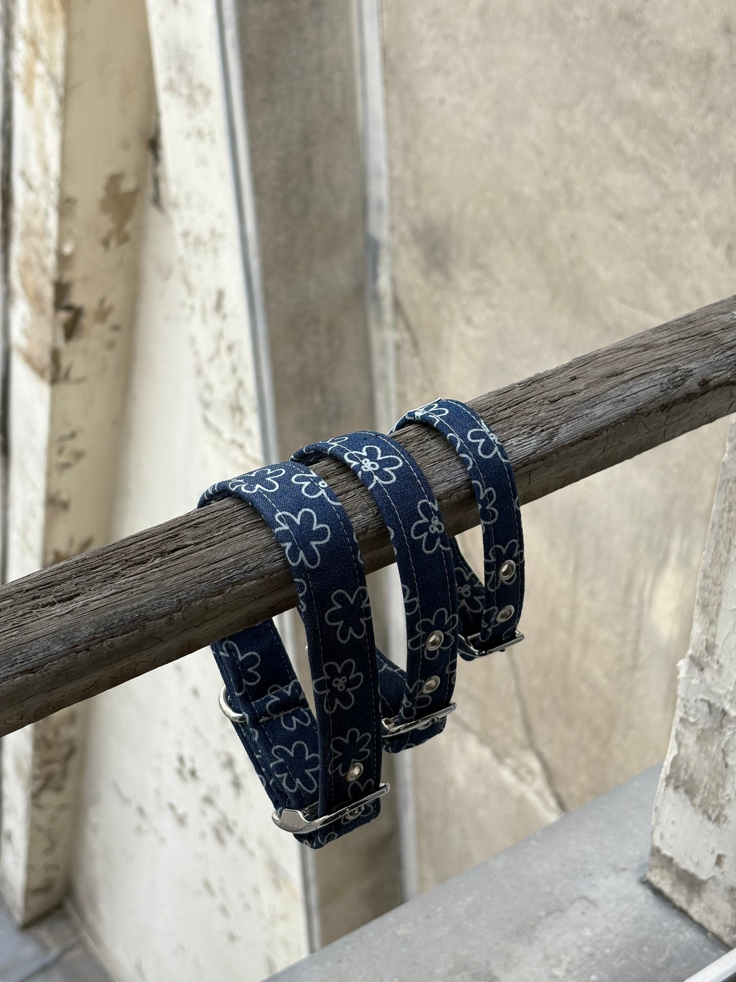 Collier denim à fleurs