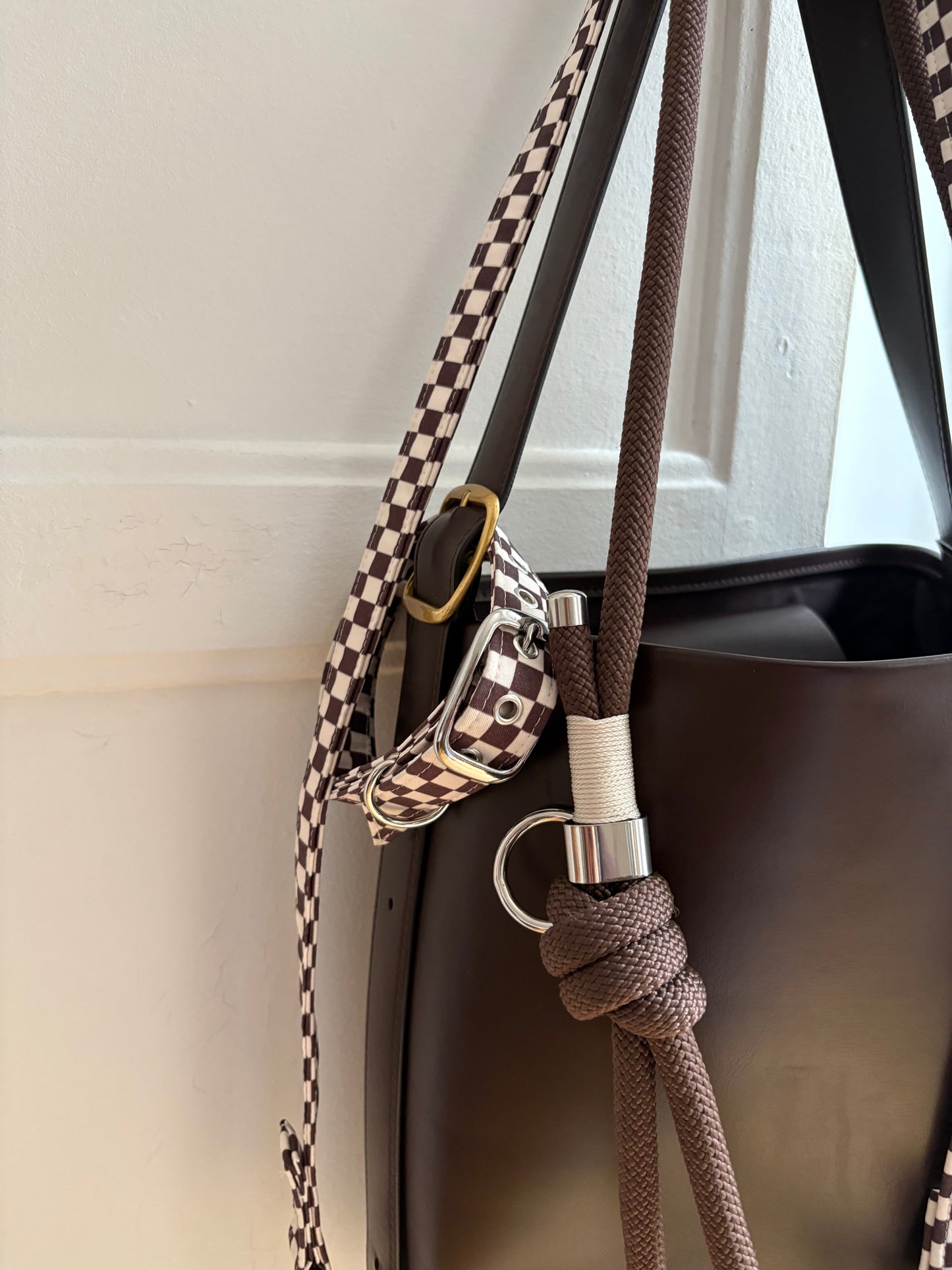 Collier à carreaux marron