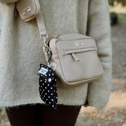 Imperméable à pois noir et blanc