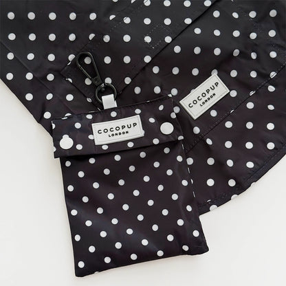 Imperméable à pois noir et blanc