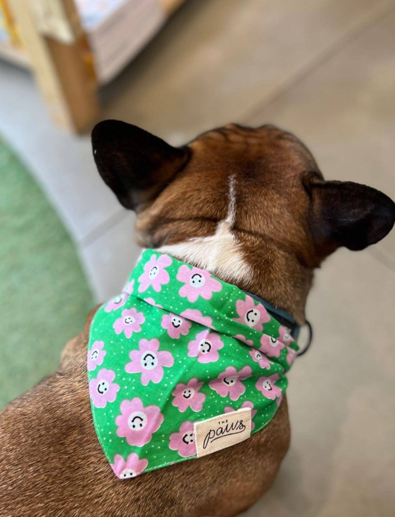 Bandana vert à fleurs rose